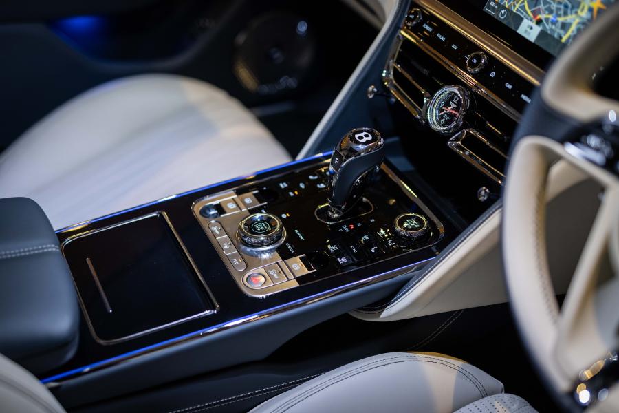 Детали интерьера Bentley Flying Spur 2020 года  (JP) (фото 18 из 25)